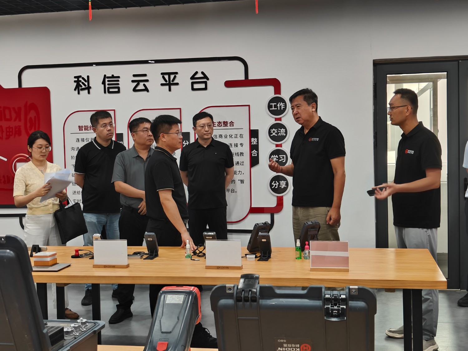 市大數(shù)據(jù)局局長(zhǎng)李家亮一行蒞臨科電儀器調(diào)研指導(dǎo)