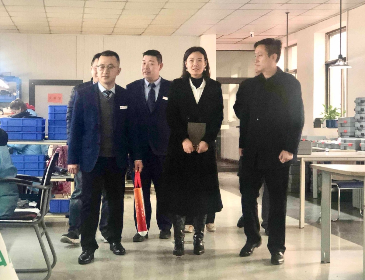 濟寧國家高新區(qū)蓼河智能產業(yè)園攜市農商行、高新電視臺領導一行蒞臨科電儀器考察調研